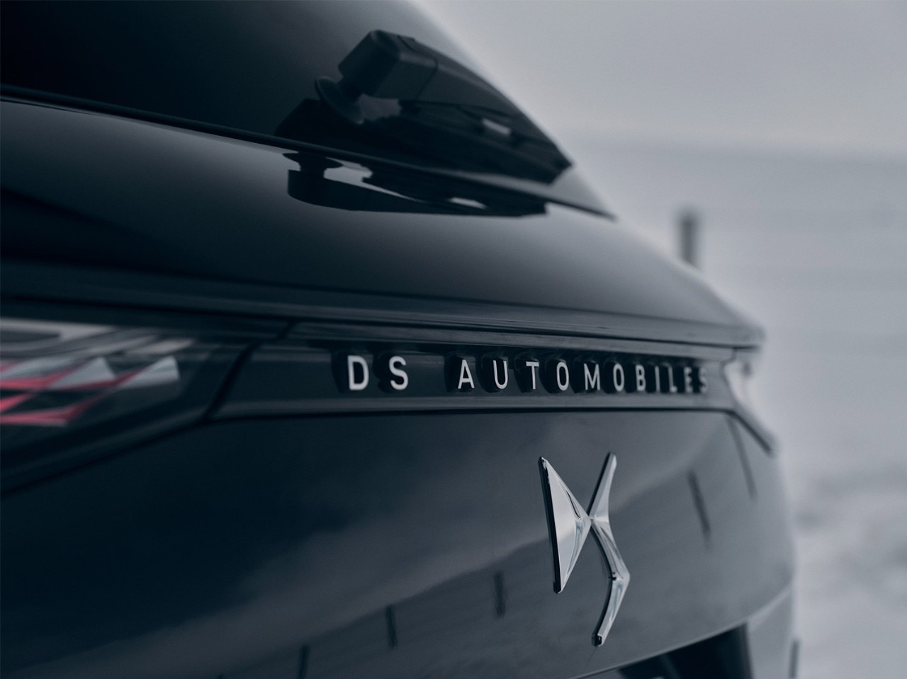 Yeni DS 7 E-TENSE 4x4 360 arka kısmı